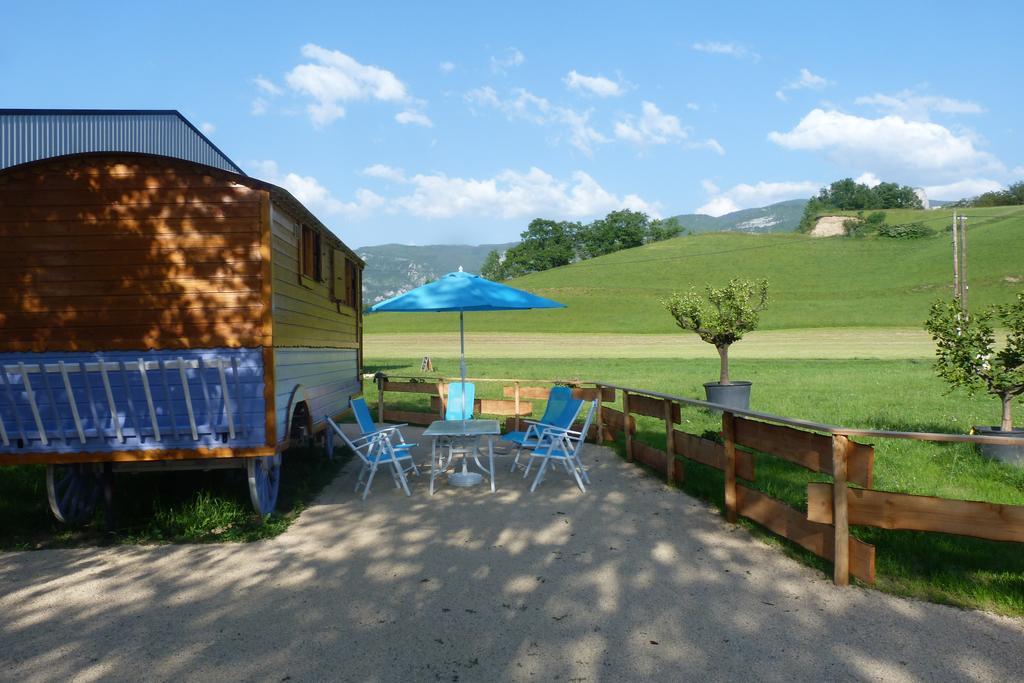 Roulottes Au Pied Du Vercors แซงต์-ฌอง-ออง-รัวยองส์ ภายนอก รูปภาพ
