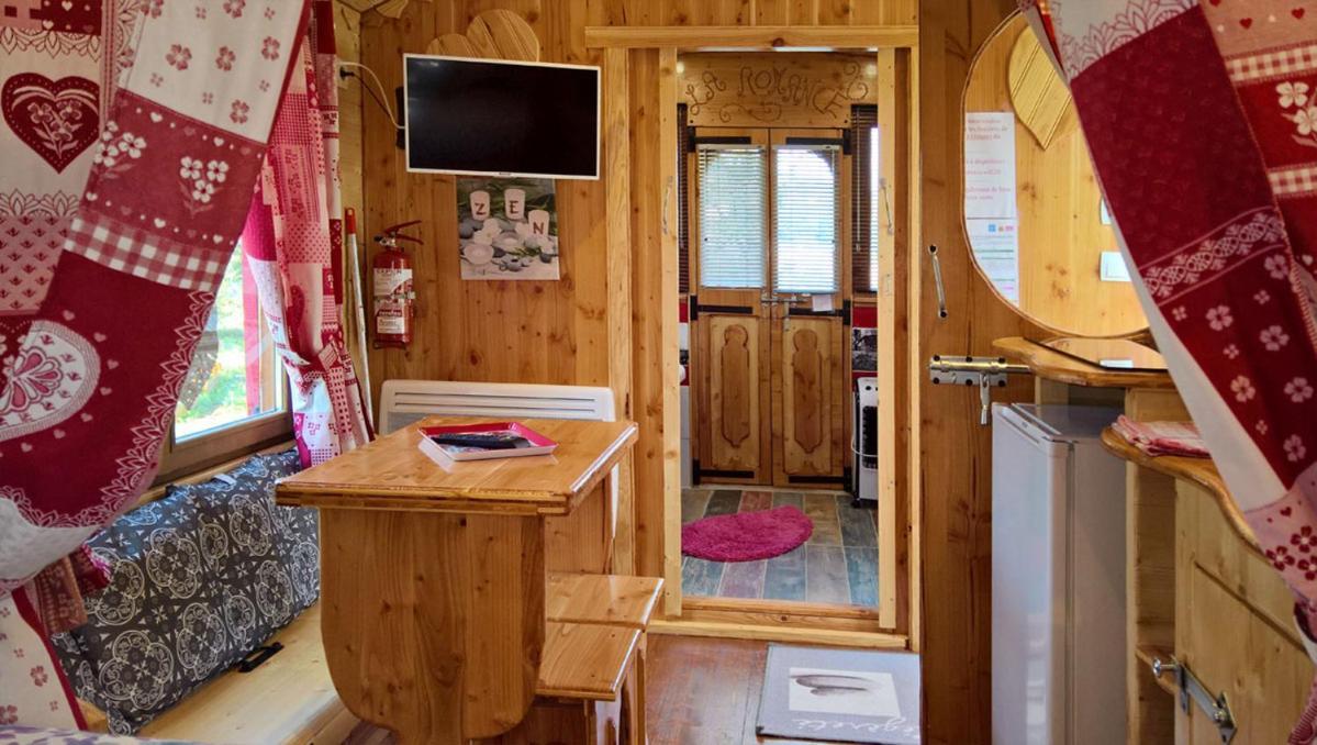 Roulottes Au Pied Du Vercors แซงต์-ฌอง-ออง-รัวยองส์ ภายนอก รูปภาพ